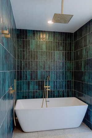 Hair dryer, towels, soap, shampoo - Hotel Amavi (Jacó)