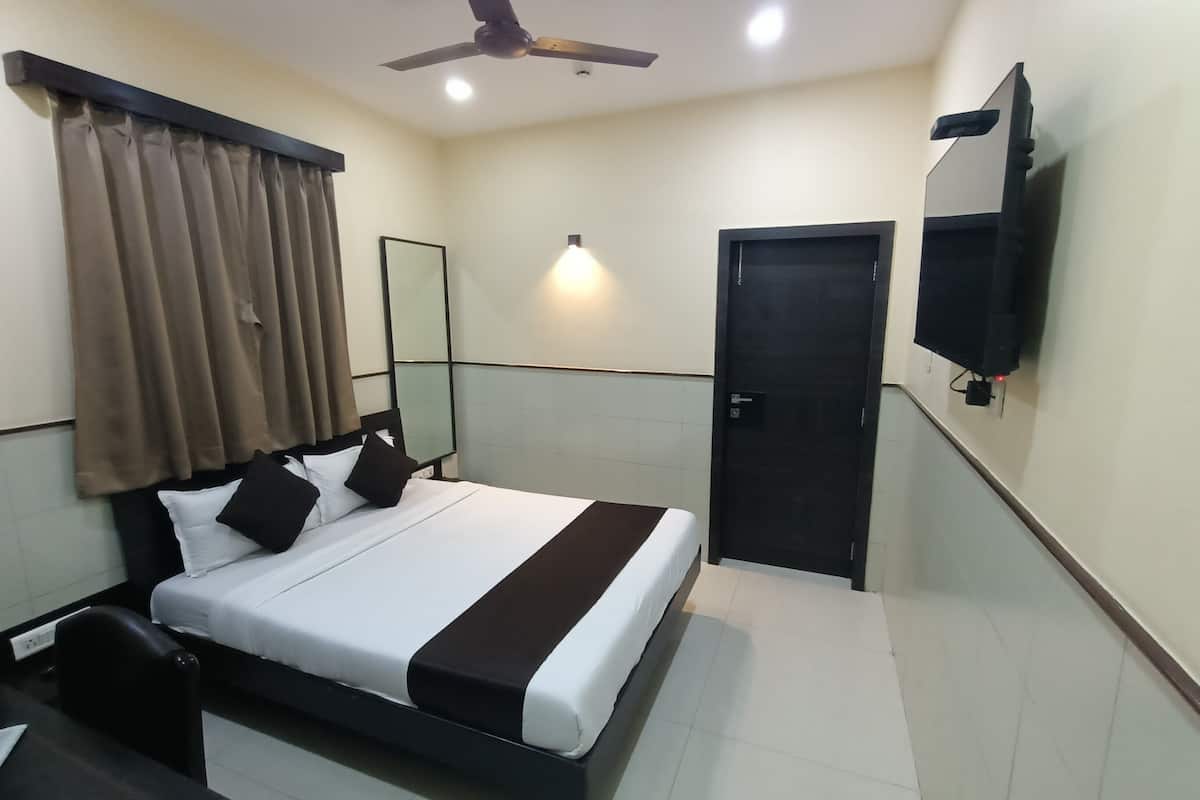 1 bedroom, desk, soundproofing, free WiFi