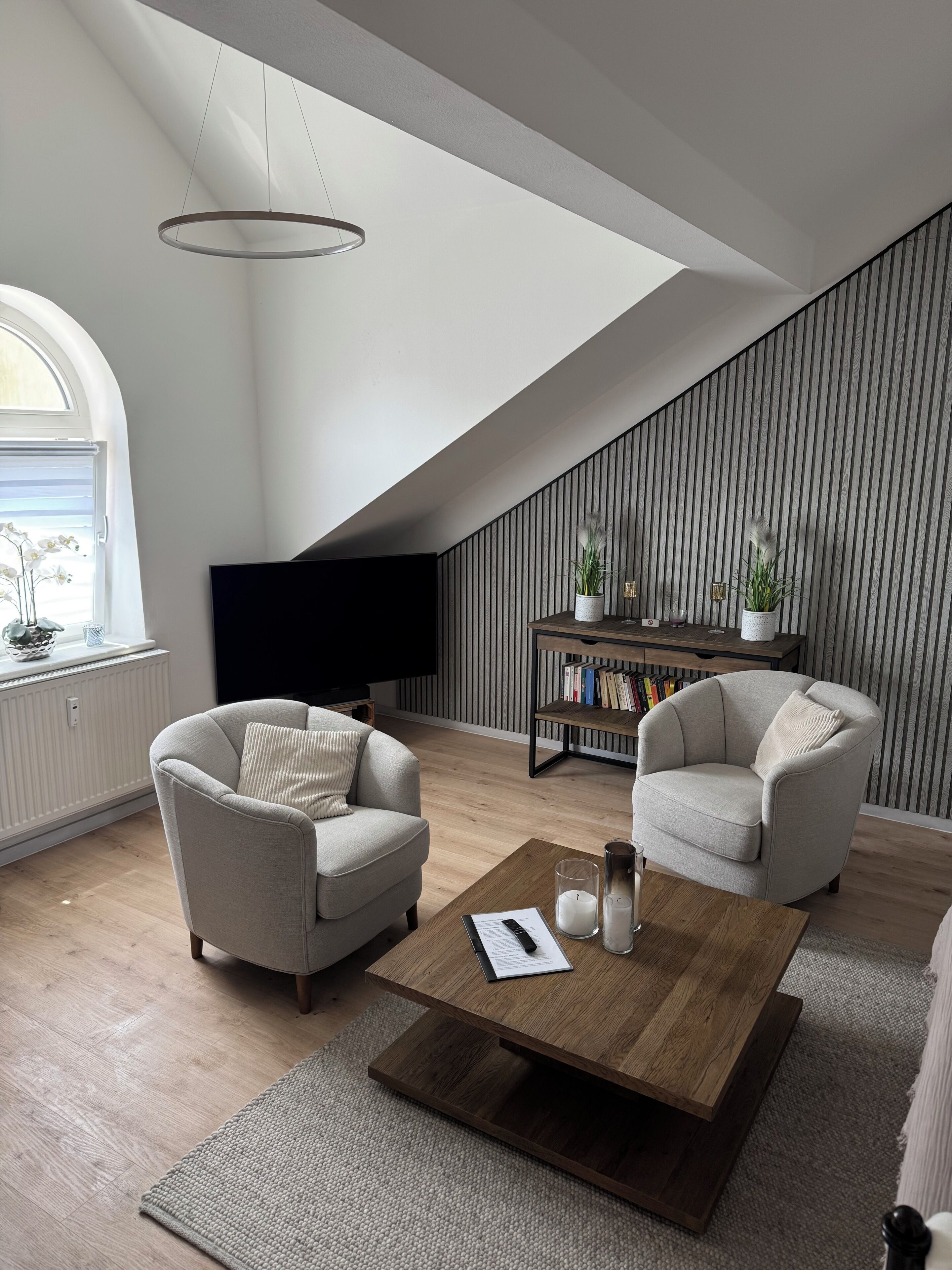 Smart TV, books, stereo