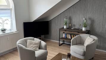 Smart-TV, Bücher, Stereoanlage
