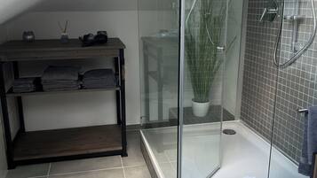 Dusche, Haartrockner, Bidet, Handtücher
