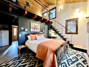 1 bedroom, desk, travel cot, WiFi