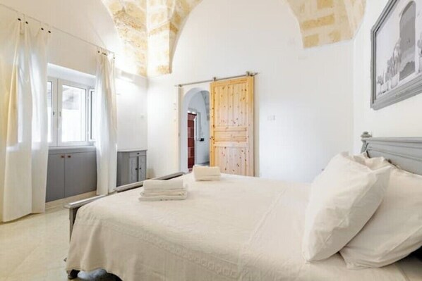 4 bedrooms, in-room safe, iron/ironing board, travel cot