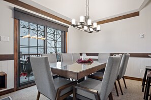 Algonquin 124-09 | Spiseområde på rommet
