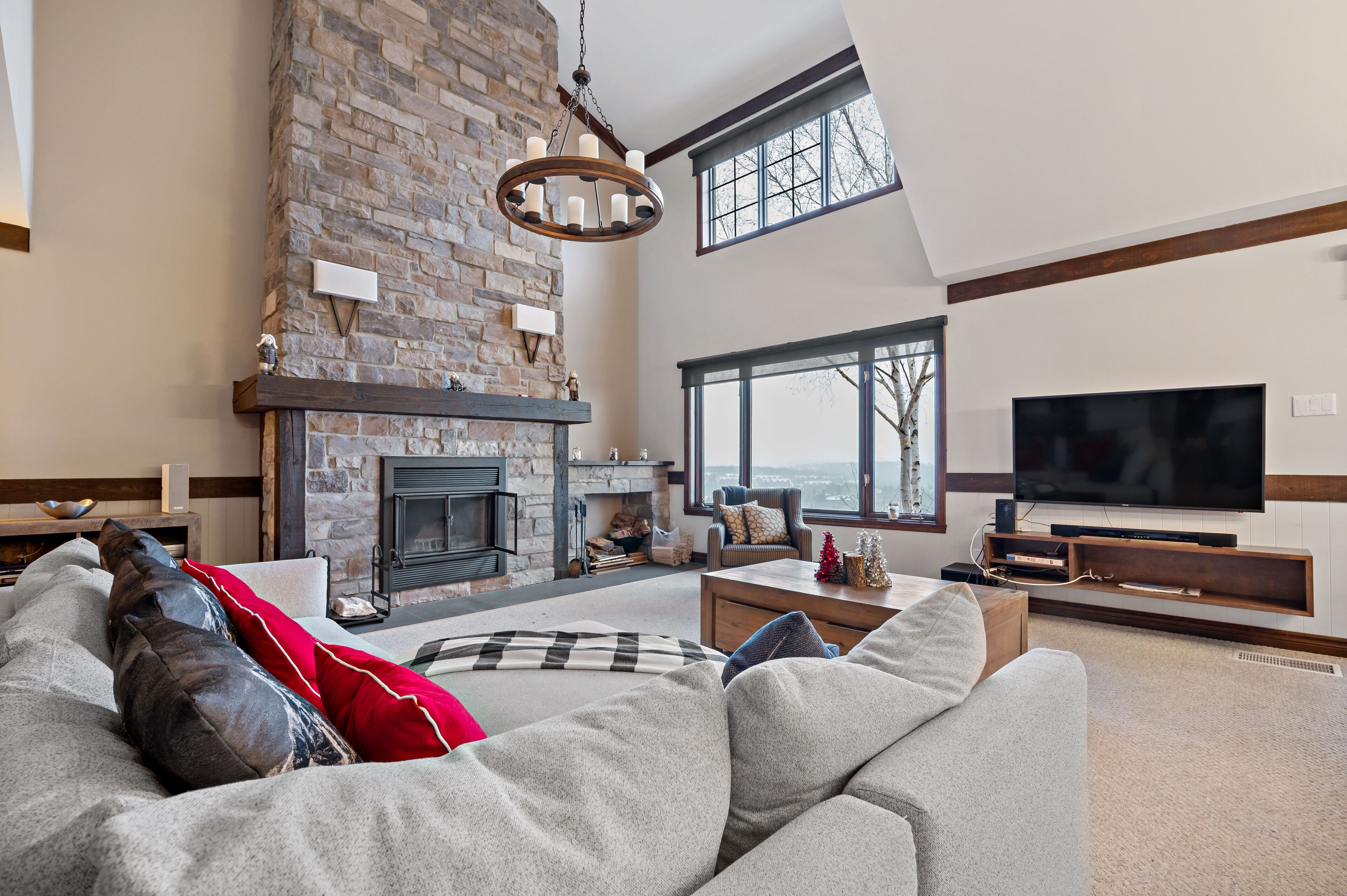 Algonquin 124-09 | Living area | 40-inch flat-screen TV with cable channels, fireplace