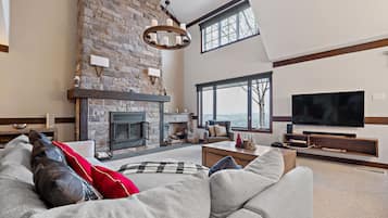 Algonquin 124-09 | Oppholdsområde | En 40-tommers Flatskjerm-TV med kabel-kanaler samt peis og DVD-spiller