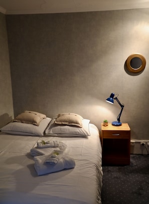 2 habitaciones, tabla de planchar con plancha, wifi y ropa de cama 