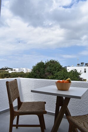 Hypo-allergenic bedding, in-room safe, free WiFi - Pergola Studios (Milos)