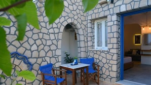 Junior Suite | Hypo-allergenic bedding, in-room safe, free WiFi - Pergola  Studios (Milos)