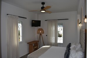 Habitación Deluxe doble, vistas a la ciudad | 1 dormitorio, ropa de cama hipoalergénica, caja fuerte y wifi gratis