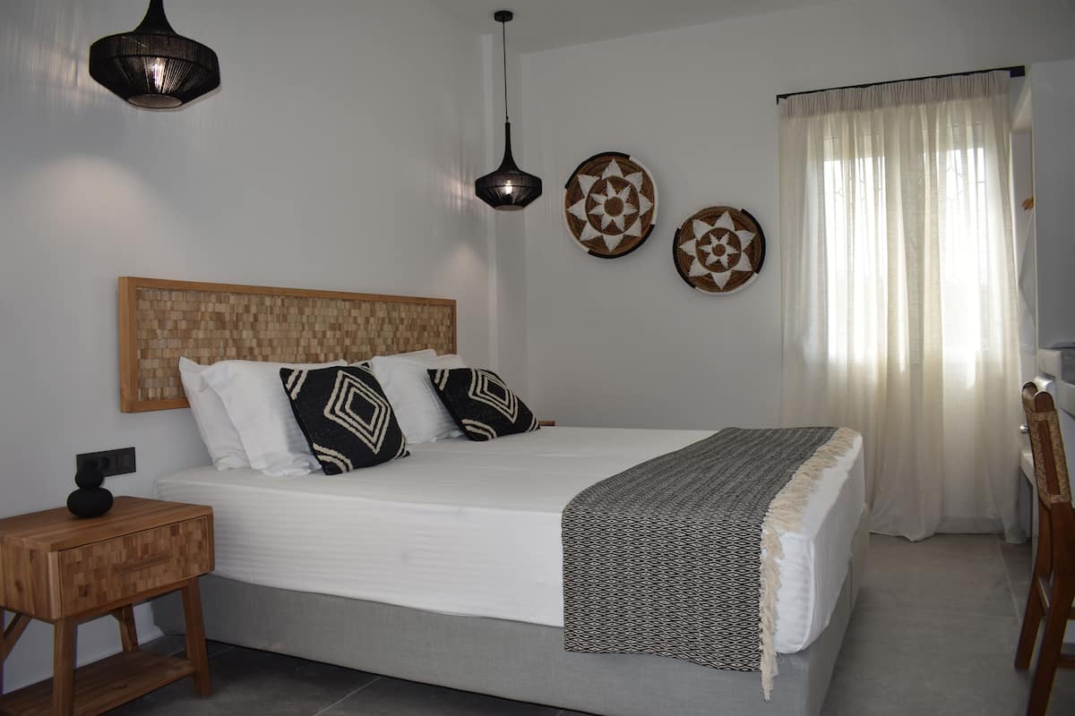 Kamar Double Deluks, pemandangan kota | 1 kamar tidur, seprai antialergi, brankas, dan Wi-Fi gratis