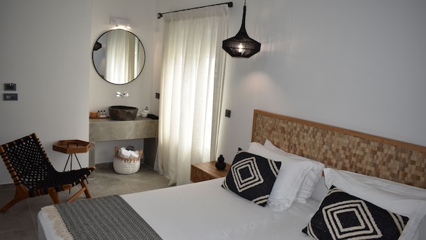 Deluxe Double Room, City View | Hypo-allergenic bedding, in-room safe, free WiFi - Pergola  Studios (Milos)