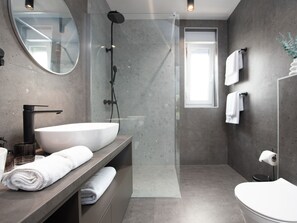 Villa (Three Bedroom Villa) | Bathroom | Shower, towels - Villa Maslina (Povljana)