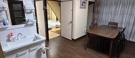 Apartamento econômico (301) | Banheiro | Chuveiro/banheira combinados, produtos de toalete grátis