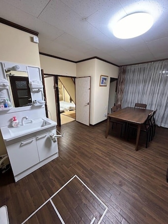 經濟公寓 (301) | 浴室 | 花灑/浴缸組合、免費梳洗用品、風筒、提供毛巾