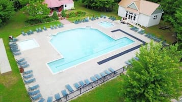 Inomhuspool och utomhuspool