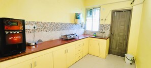 Refrigerador, parrilla de estufa, utensilios de cocina y comedor