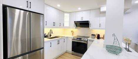 ثلاجة، ميكروويف، فرن، موقد طهي مسطح