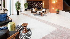 Apartment | Lobby - Luxury 2 Bedroom Apartment Near Central London (London)