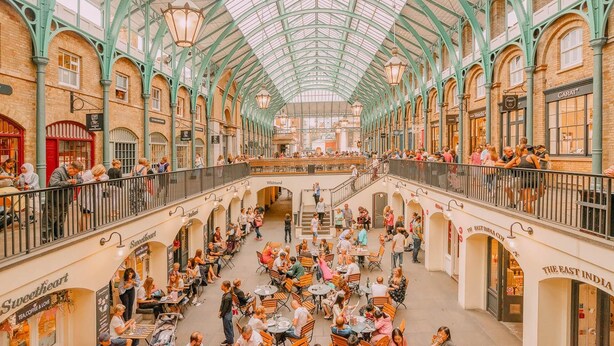 A spacious indoor market with a high glass ceiling and multiple levels of shops and seating areas. - Luxury 2 Bedroom Apartment Near Central London (London)