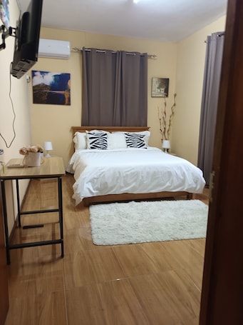 1 habitación, escritorio y cortinas blackout