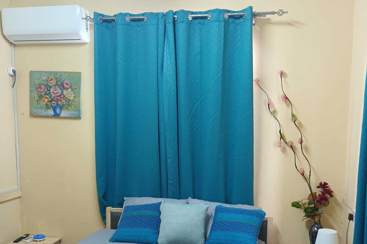Eenvoudige kamer, 1 tweepersoonsbed | Een bureau, verduisterende gordijnen, een strijkplank/strijkijzer