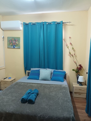 Habitación básica, 1 cama matrimonial | Escritorio, cortinas blackout y tabla de planchar con plancha 