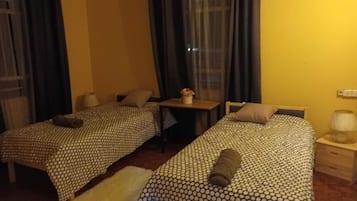 基础双床房 | 1 多间卧室、办公桌、遮光窗帘、熨斗/熨衣板