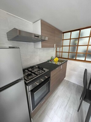 Fridge, oven, stovetop, coffee/tea maker - Modern apartment perfect for couples and families. (Napoli)