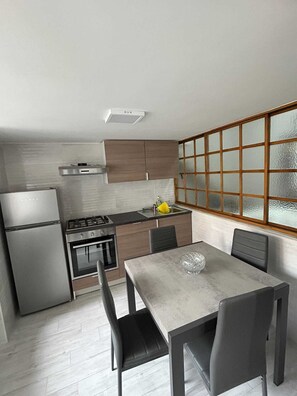 Fridge, oven, stovetop, coffee/tea maker - Modern apartment perfect for couples and families. (Napoli)
