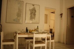 Apartment, 2 Bedrooms, Balcony, Garden View | Dining