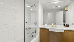 Shower, hair dryer, towels - Lakeside Landing - lakefront and walk to town (Queenstown)