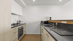 Fridge, microwave, oven, stovetop - Lakeside Landing - lakefront and walk to town (Queenstown)