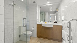 Shower, hair dryer, towels - Lakeside Landing - lakefront and walk to town (Queenstown)