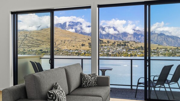 Interior - Lakeside Landing - lakefront and walk to town (Queenstown)