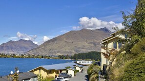 Exterior - Lakeside Landing - lakefront and walk to town (Queenstown)