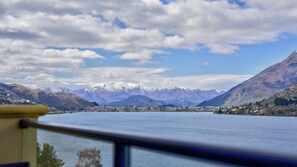 Balcony - Lakeside Landing - lakefront and walk to town (Queenstown)