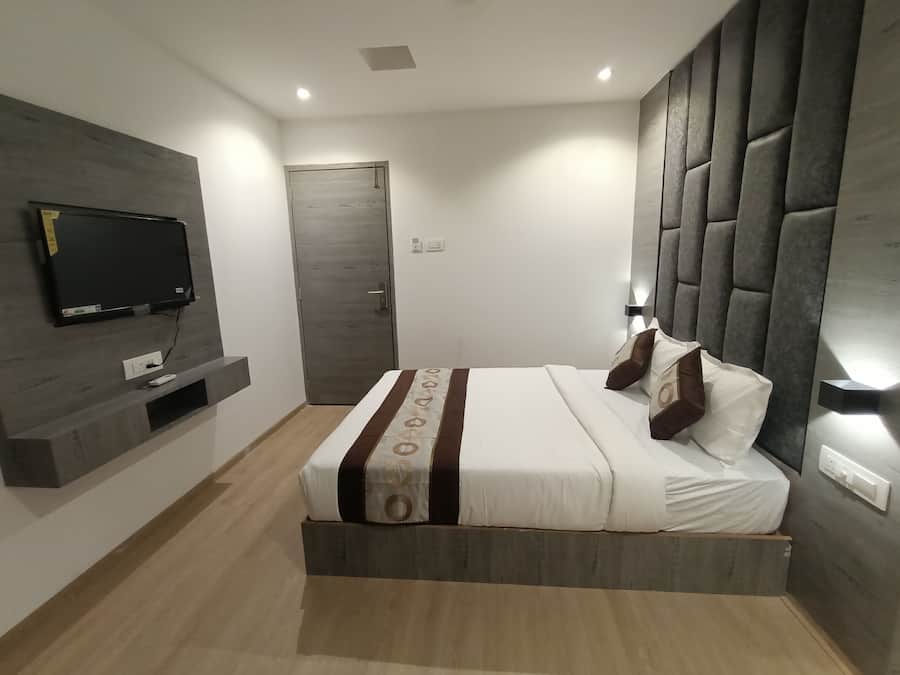 Deluxe Room | Egyptian cotton sheets, premium bedding, memory foam beds