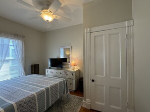 3 bedrooms, desk, iron/ironing board, WiFi