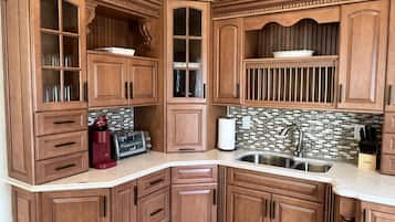 Réfrigérateur, micro-ondes, plaque de cuisson, cafetiÚre/bouilloire