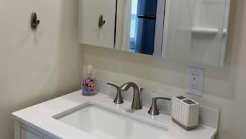 SĂšche-cheveux, serviettes fournies