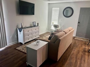 Smart TV, DVD player - Cozy & Comfortable Studio Suite (Huntsville)