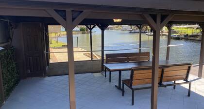 New updated property, Lake front, quiet cove! Kayaks!