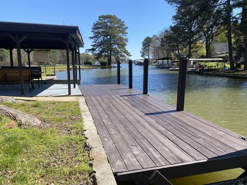 New updated property, Lake front, quiet cove! Kayaks!