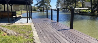 New updated property, Lake front, quiet cove! Kayaks!