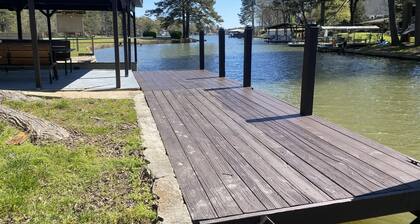 New updated property, Lake front, quiet cove! Kayaks!