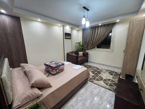 2 soverom, safe på rommet, strykejern/-brett og reiseseng for barn