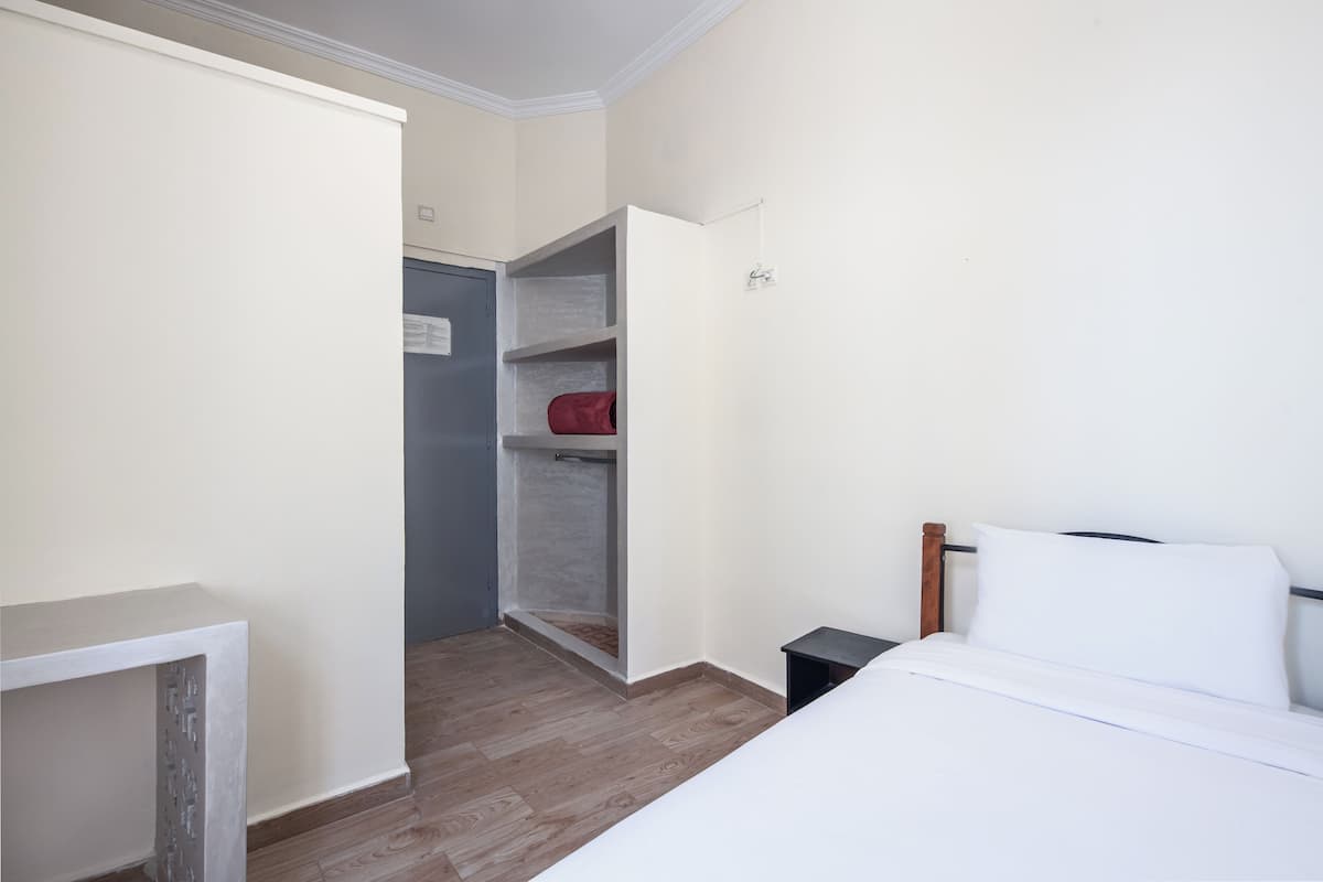 Single Room | Laptop workspace, free WiFi