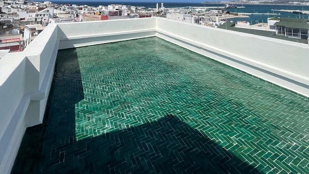 A rooftop pool with a clear view of the city and the sea. - Hôtel Mauritania Centre Tangier (Tangier)
