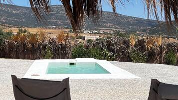 6 outdoor pools, pool umbrellas, sun loungers